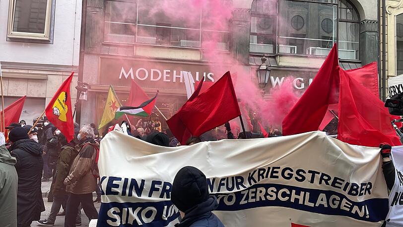 Auch vor der Residenz stockte der Zug, weil die Polizei erneut Seitentransparentente monierte.