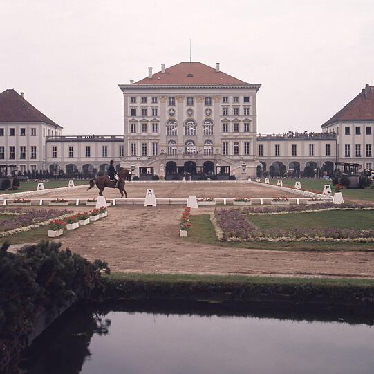 Nymphenburger Park: 
Vor der traumhaften Kulisse von Schloss Nymphenburg könnten die Reiter, wie schon 1972, im Dressurreiten auf Medaillenjagd gehen. Auch Wettkämpfe  im Spring- und Vielseitigkeitsreiten sind denkbar.