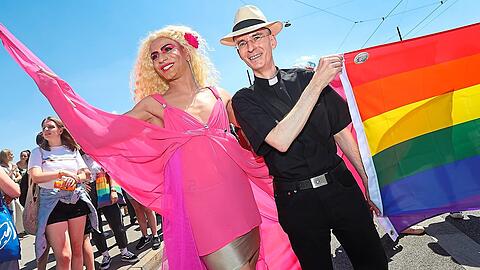 2022: Der katholische Priester Wolfgang Rothe ist beim Christopher-Street-Day (CSD) in München dabei.