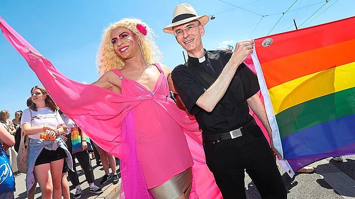 2022: Der katholische Priester Wolfgang Rothe ist beim Christopher-Street-Day (CSD) in München dabei.
