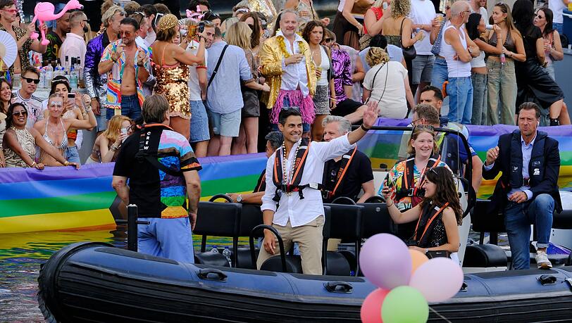 Der niederländische Ministerpräsident Rob Jetten steht auf einem Boot und winkt während der Canal Parade in Amsterdam. Der niederländische Ministerpräsident Rob Jetten steht auf einem Boot und winkt während der Canal Parade in Amsterdam.