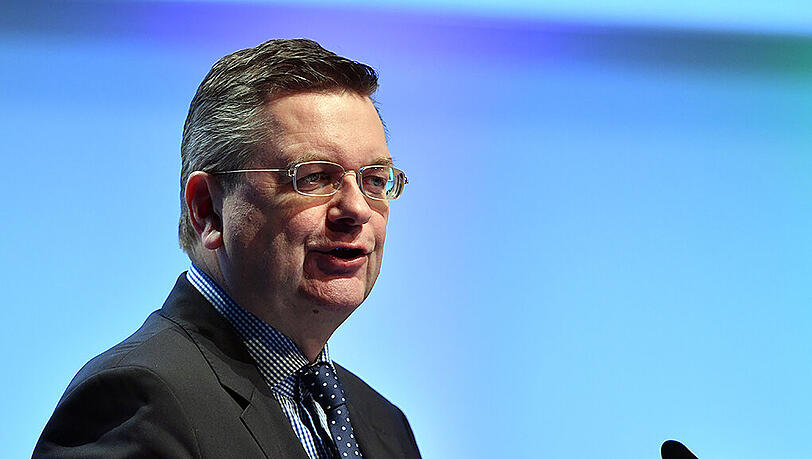 Reinhard Grindel steht einer Mega-WM offen gegenüber. Reinhard Grindel steht einer Mega-WM offen gegenüber.