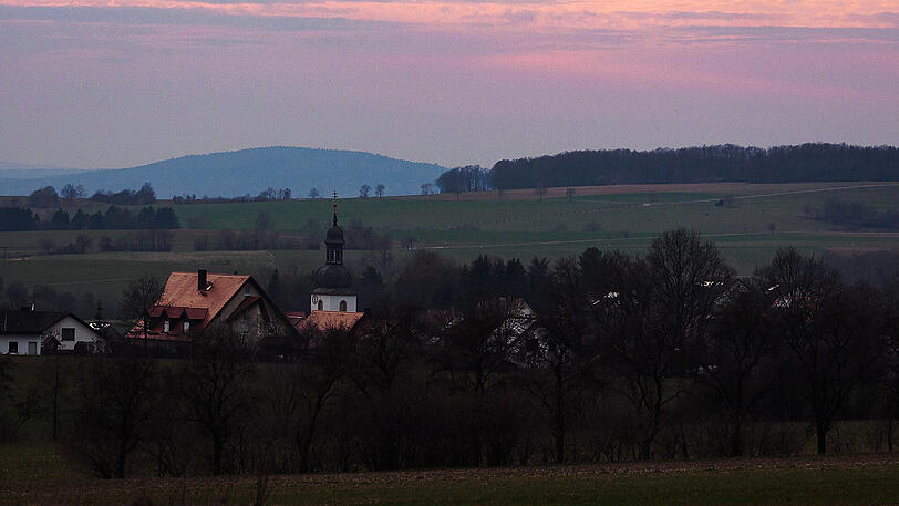 Idyllische Weite im oberfränkischen Gunzendorf. Während es in solchen Regionen Bayerns immer ruhiger wird, platzen die Ballungsräume aus allen Nähten.