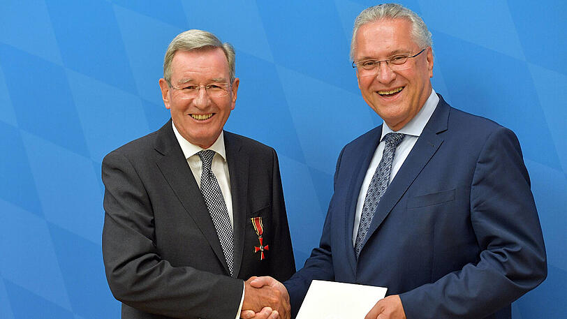 Karl Hopfner war in seinen 33 Jahren beim FC Bayern an über 40 nationalen und internationalen Titeln beteiligt. Rechts Bayerns Innenminister Joachim Herrmann.