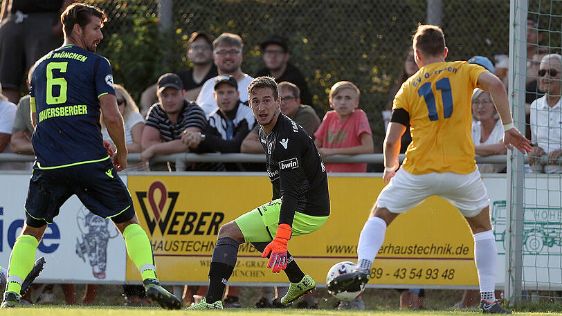Schrecksekunde für 1860-Keeper Marco Hiller (links): Dornachs Kapitän Stefan Huber kommt im Strafraum zum Abschluss, Hillers Nebenleute klären.