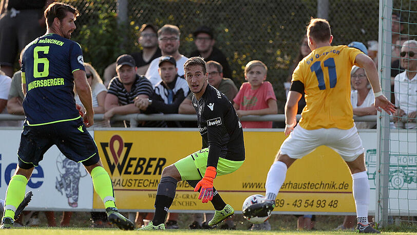 Schrecksekunde für 1860-Keeper Marco Hiller (links): Dornachs Kapitän Stefan Huber kommt im Strafraum zum Abschluss, Hillers Nebenleute klären. Schrecksekunde für 1860-Keeper Marco Hiller (links): Dornachs Kapitän Stefan Huber kommt im Strafraum zum Abschluss, Hillers Nebenleute klären.