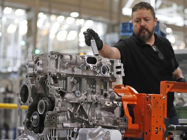 Im April rollten knapp 44,5 Prozent weniger Autos vom Band als im Vorjahresmonat.