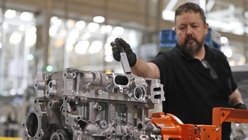 Im April rollten knapp 44,5 Prozent weniger Autos vom Band als im Vorjahresmonat.