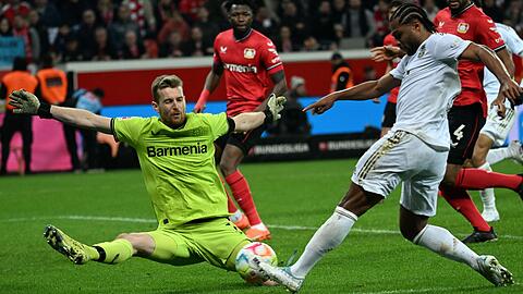 Leverkusens Torwart Lukas Hradecky (l) und Bayerns Serge Gnabry in Aktion.