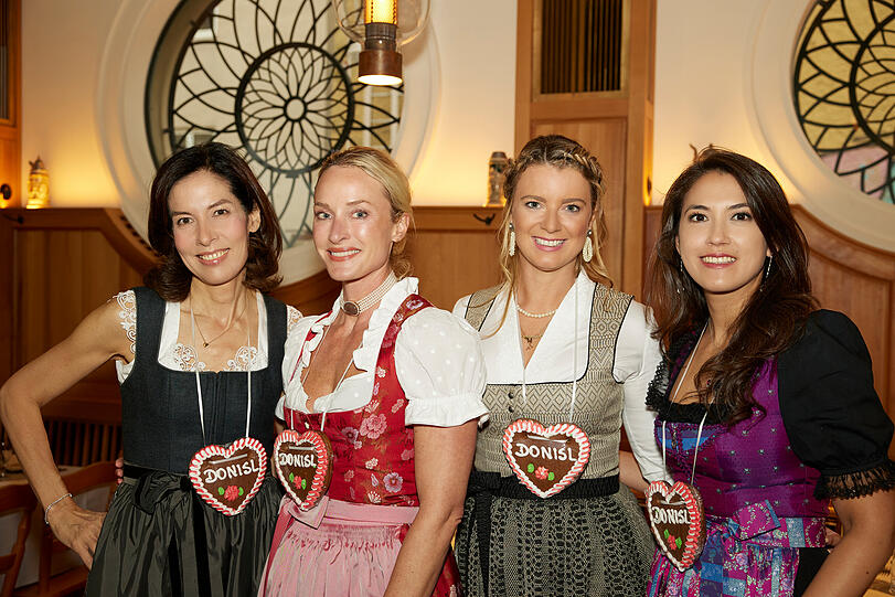 Sie luden zum Wiesn-Warm-Up im Donisl: Dr. Caroline Kim, Petra Winter und Franziska Kohlpaintner mit Viktoria Koch (La Prairie).
