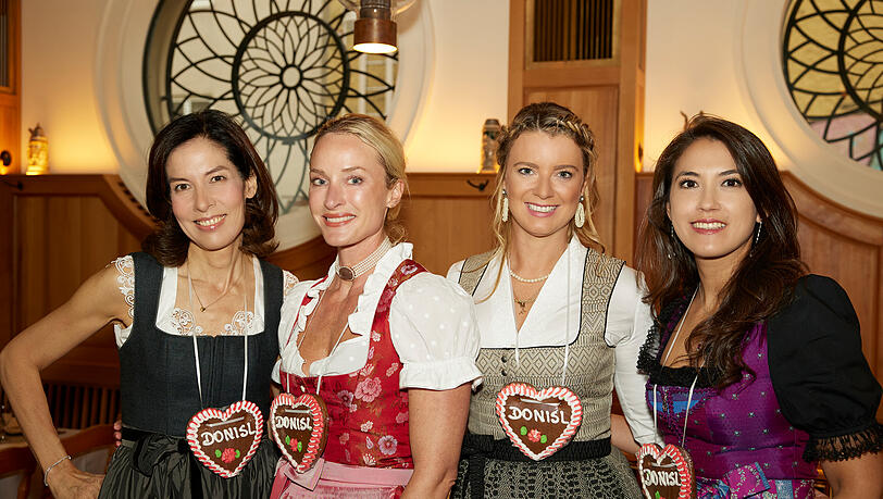 Sie luden zum Wiesn-Warm-Up im Donisl: Dr. Caroline Kim, Petra Winter und Franziska Kohlpaintner mit Viktoria Koch (La Prairie). Sie luden zum Wiesn-Warm-Up im Donisl: Dr. Caroline Kim, Petra Winter und Franziska Kohlpaintner mit Viktoria Koch (La Prairie).