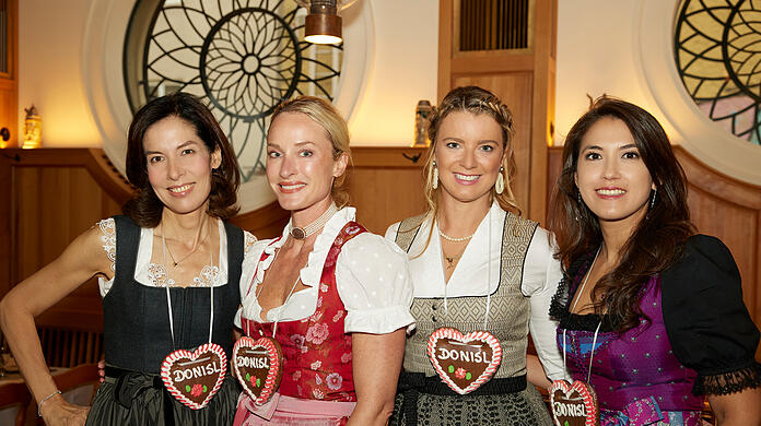 Sie luden zum Wiesn-Warm-Up im Donisl: Dr. Caroline Kim, Petra Winter und Franziska Kohlpaintner mit Viktoria Koch (La Prairie).