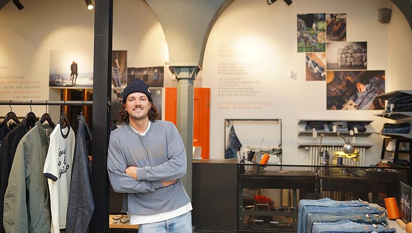 Anfangs war Manuel Egner Ladenchef bei Nudie Jeans in der Rumfordstraße 2. Jetzt ist er für den Großhandel zuständig, schaut aber regelmäßig vorbei und repariert Jeans. Wie das geht, lernt jeder, der bei Nudie Jeans arbeitet, innerhalb weniger Wochen. Anfangs war Manuel Egner Ladenchef bei Nudie Jeans in der Rumfordstraße 2. Jetzt ist er für den Großhandel zuständig, schaut aber regelmäßig vorbei und repariert Jeans. Wie das geht, lernt jeder, der bei Nudie Jeans arbeitet, innerhalb weniger Wochen.