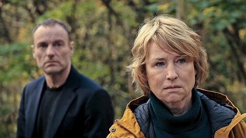 "Tatort: Gefahrengebiet": Ihr letzter gemeinsamer Fall f&uuml;hrt Susanne Bonard (Corinna Harfouch, r.) und Robert Karow (Mark Waschke, l.) in den Wald.