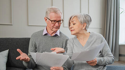 Immer dieser Papierkram! Ein neuer Ratgeber der Verbraucherzentrale bietet Hilfestellung f&uuml;r Rentner.