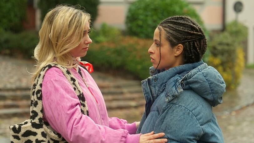 "Rote Rosen": Toni (l.) schafft es, Ellie zu tr&ouml;sten.