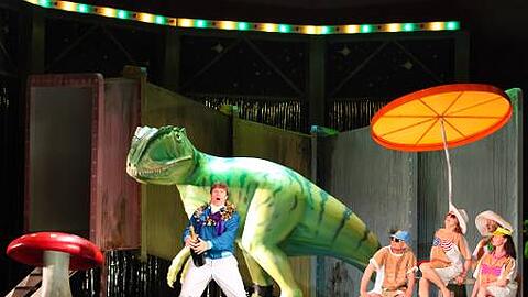 So stellt sich ein gereifter Punker das Opernfestspiel mit Schampus vor: Rod Gilfry (Sam) in Schorsch Kameruns Inszenierung von Leonard Bernsteins &bdquo;Trouble in Tahiti&ldquo;.