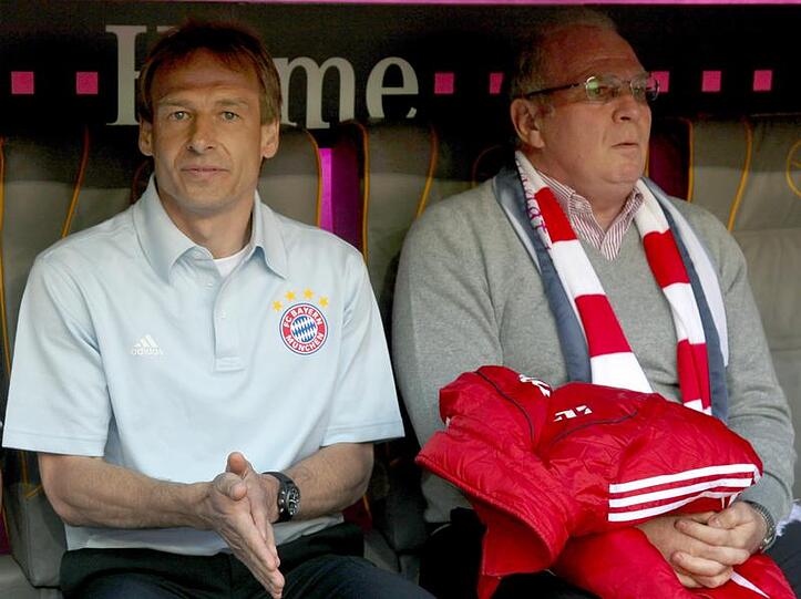 Der Novize und der Manager: Jürgen Klinsmann neben Uli Hoeneß auf der Bayern-Bank