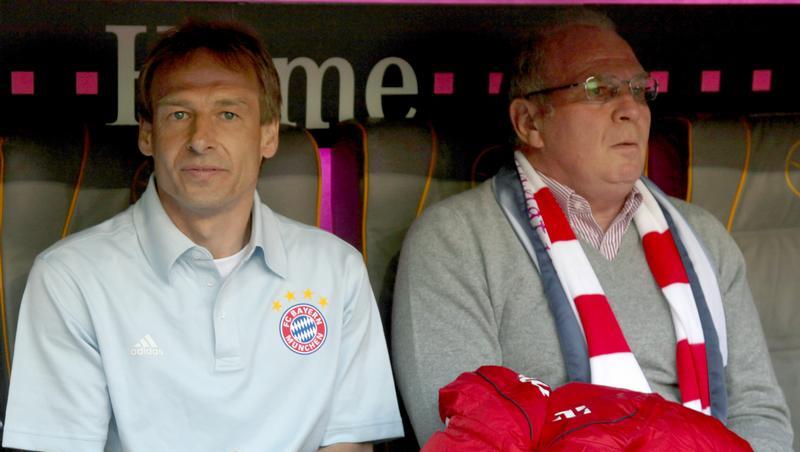 Der Novize und der Manager: Jürgen Klinsmann neben Uli Hoeneß auf der Bayern-Bank Der Novize und der Manager: Jürgen Klinsmann neben Uli Hoeneß auf der Bayern-Bank