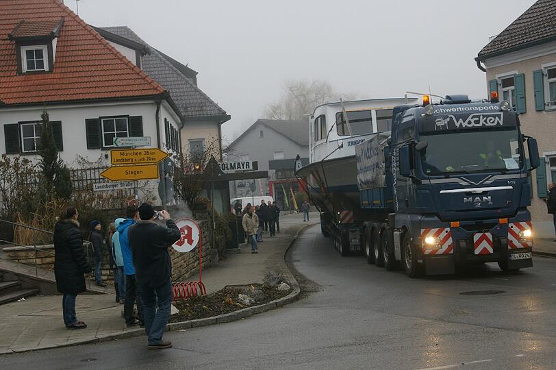 Ein Schiff auf Reisen: Die "MS Schondorf" auf dem Lkw. Die Strecke zwischen dem Ammersee und dem Starnbeger See beträfgt rund 35 Kilometer.