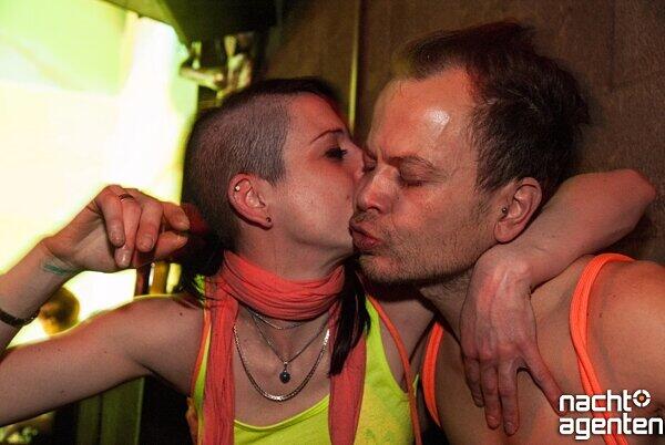 Im Harry Klein knutschten die Clubber um die Wette, denn "It Was A Transition". Mehr Bilder unter: www.nachtagenten.de