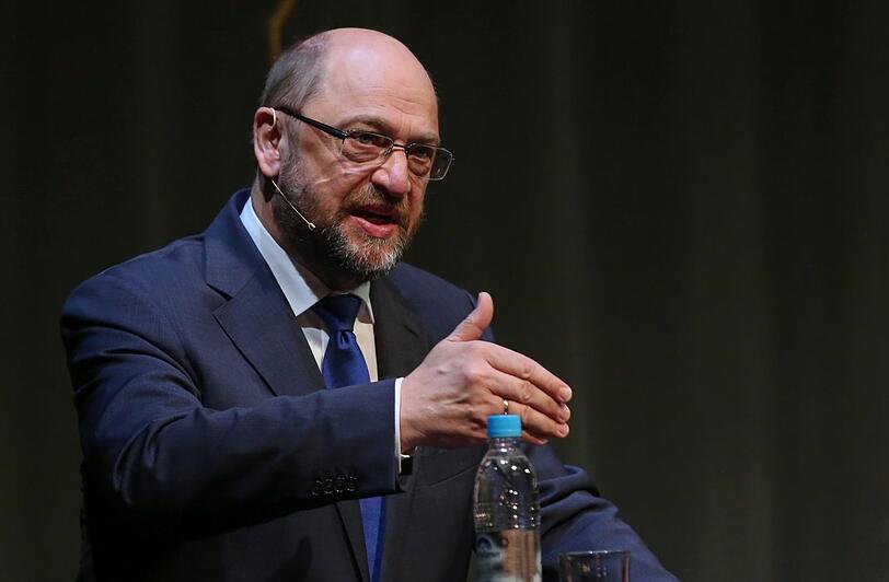 Die Stadt München lobt Schulz als Paradebeispiel und Vorbild für den Umgang mit der Flüchtlingskrise. "Die Bilder von hier haben vielen Mut gemacht. Ich möchte München, OB Dieter Reiter und den Menschen in dieser Stadt heute dafür sagen: Vielen Dank!&ldquo;