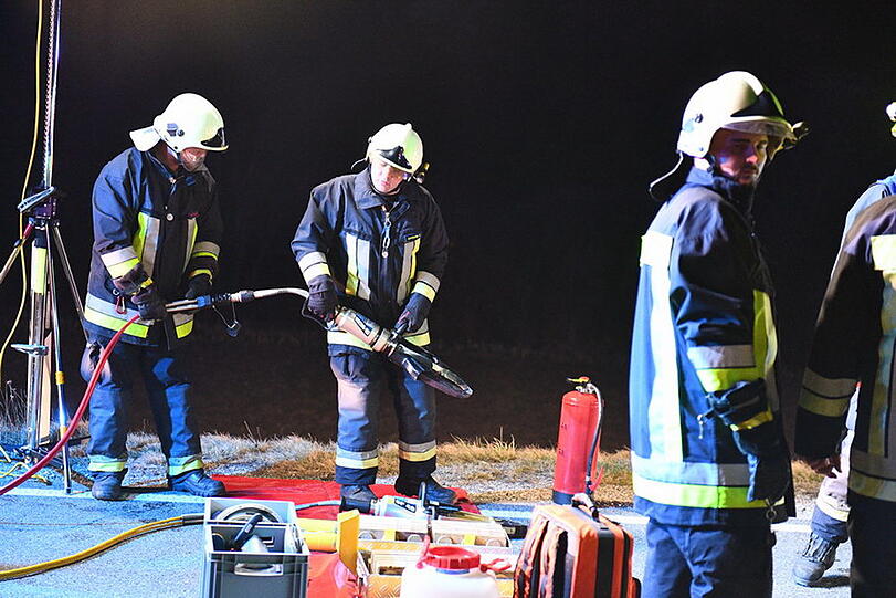Beim Unfall in Grabenstätt erlitten drei Personen Verletzungen. Die Bilder von der Landstraße.