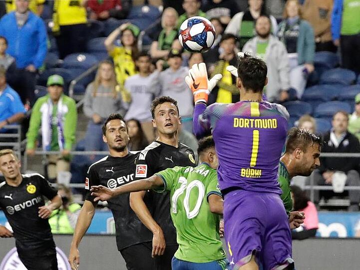 Dortmunds Torwart Roman Bürki ist für unbeschränkte Ein- und Auswechslungen.