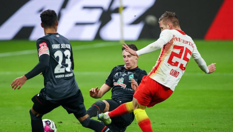 Leipzigs Dani Olmo (r) trifft zum 2:0.