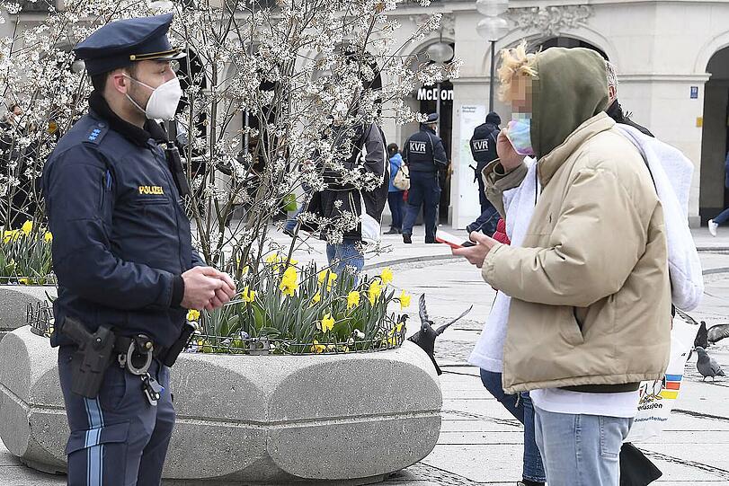 Die Polizei im Gespräch mit einem Gaffer.