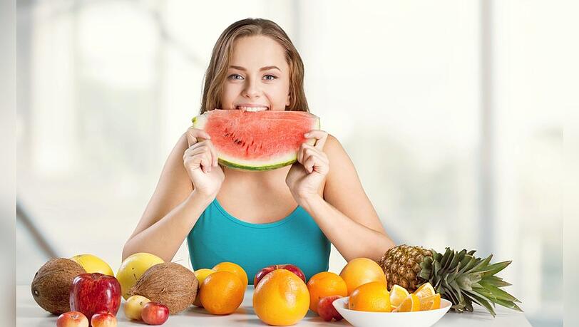 Obst und Gemüse mit hohem Wasseranteil helfen gegen Wassereinlagerungen.