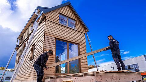 Wer f&uuml;r den Hausbau auf Holz setzen will, muss k&uuml;nftig in Bayern wieder tiefer in die Tasche greifen - denn die staatliche F&ouml;rderung endet in diesem Jahr. (Symbolbild)