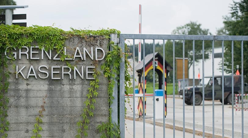 Der Schriftzug "Grenzland-Kaserne" steht in Oberviechtach im Landkreis Schwandorf neben dem Haupttor der Kaserne auf einer Wand. Die Kaserne ist der Sitz des Panzergrenadierbataillons 122 der Bundeswehr.