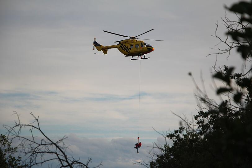 Ein Retter hievt eine der Touristinnen per Seilwinde in den Hubschrauber.