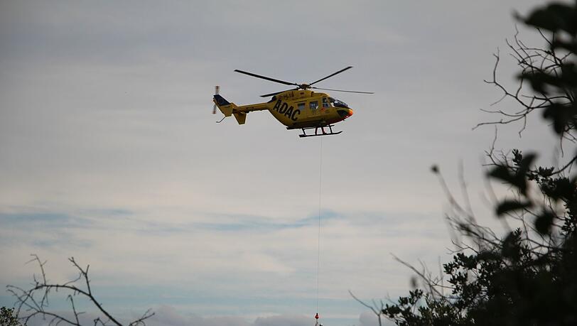 Ein Retter hievt eine der Touristinnen per Seilwinde in den Hubschrauber. Ein Retter hievt eine der Touristinnen per Seilwinde in den Hubschrauber.