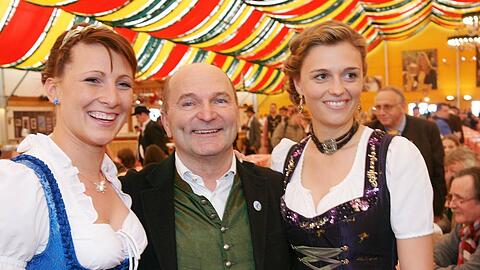 Sepp Krätz, umringt von Bierköniginnen, auf dem Frühlingsfest 2012.