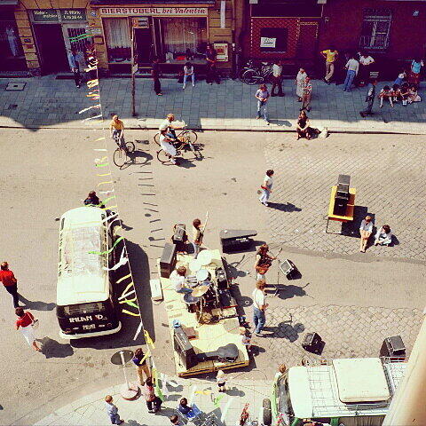 Diese private Aufnahme aus dem Dreimühlenviertel zeigt den Aufbau des Straßenfests im Jahr 1983.