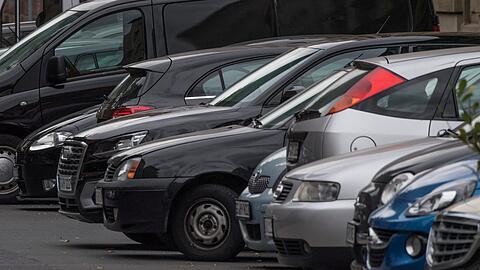 Dicht an dicht stehen geparkte Autos in einer Seitenstraße. (Symbolbild)
