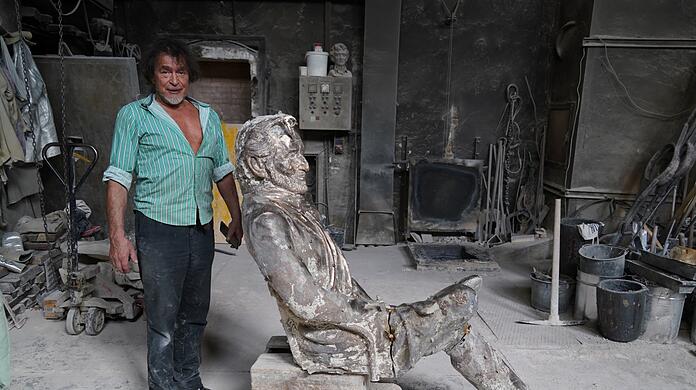 Bildhauer Nicolai Tregor in seinem Atelier mit Dietls Statue, die bis Samstagmittag noch verhüllt an der Münchner Freiheit steht.