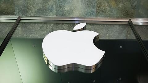 Das Logo des US-amerikanischen Technologieunternehmens Apple ist in am Apple Store Jungfernstieg in der Innenstadt von Hamburg zu sehen.