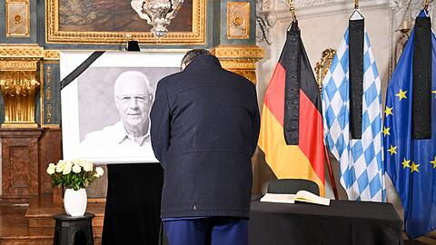 Bayerns Ministerpräsident Markus Söder verneigt sich vor dem Porträt von Franz Beckenbauer.