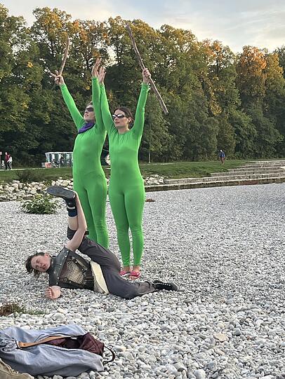 B&auml;ume (Henriette Nagel, Stella Marie Brauer) und davor ist Penthesilea (Kriemhild Hamann) gest&uuml;rzt.