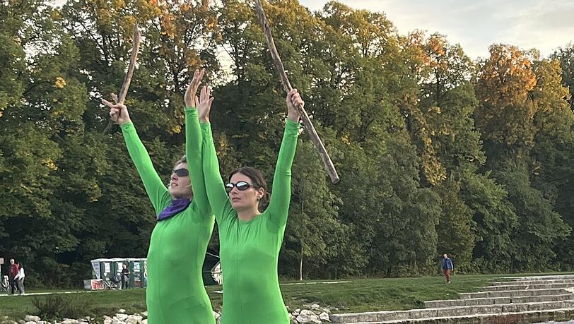 B&auml;ume (Henriette Nagel, Stella Marie Brauer) und davor ist Penthesilea (Kriemhild Hamann) gest&uuml;rzt.
