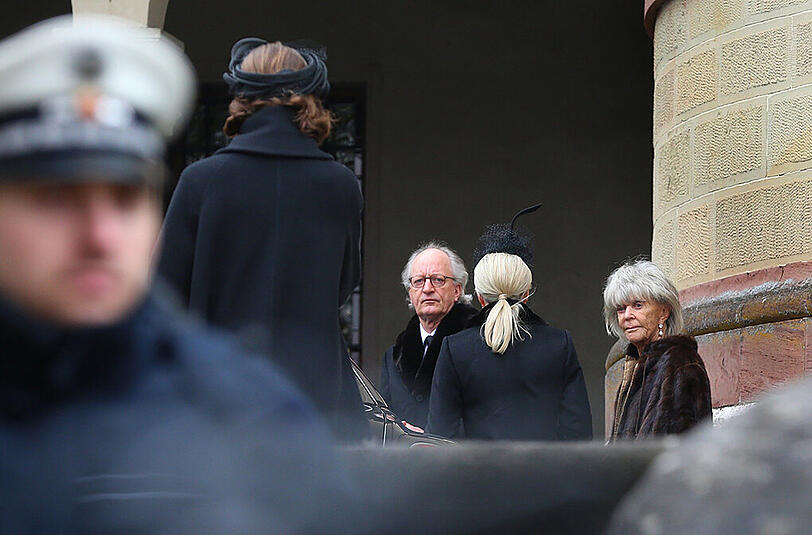 Brigitta von Schweden (r), Witwe des Hohenzollern-Prinzen Johann Georg, neben Karl Friedrich Fürst von Hohenzollern (M) und Königin Silvia von Schweden (l).