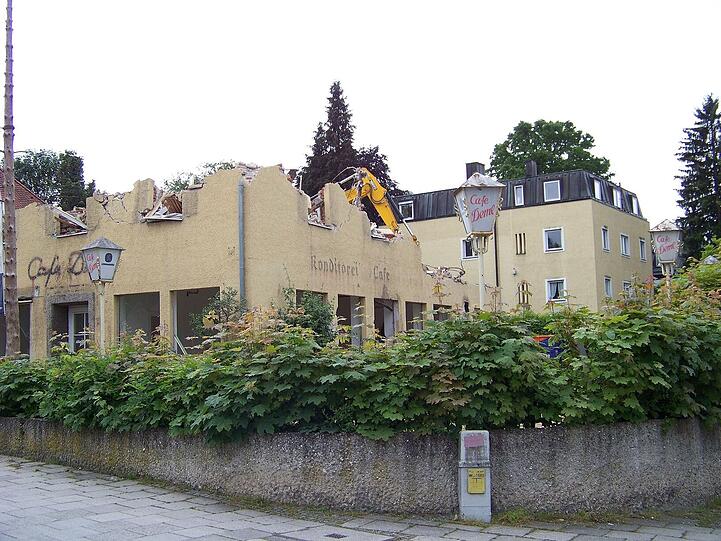 Trostlose Baustelle: Hier fallen die Mauern des alten Café-Deml-Hauses.