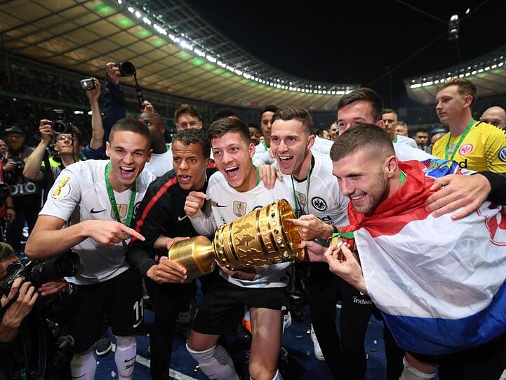 Die Eintacht-Spieler feiern den sensationellen DFB-Pokalsieg gegen Bayern München.