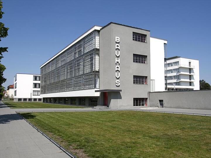 Das von Walter Gropius entworfene Schulgebäude wurde 1925-26 in Dessau errichtet. Heute dient es als Bauhaus-Museum.