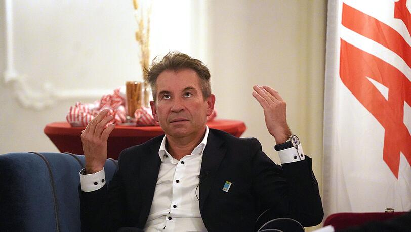 1860-Präsident Gernot Mang auf dem AZ-Sofa im Deutschen Theater. 1860-Präsident Gernot Mang auf dem AZ-Sofa im Deutschen Theater.