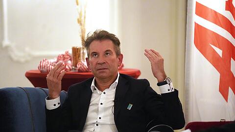 1860-Präsident Gernot Mang auf dem AZ-Sofa im Deutschen Theater. 1860-Präsident Gernot Mang auf dem AZ-Sofa im Deutschen Theater.