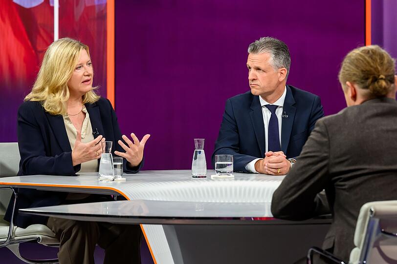 Ein Teil der Abgeordneten habe "die Faust in der Tasche" und wolle den Kanzler loswerden, so die Meinung der "RND"-Chefredakteurin Eva Quadbeck. Ein Teil der Abgeordneten habe "die Faust in der Tasche" und wolle den Kanzler loswerden, so die Meinung der "RND"-Chefredakteurin Eva Quadbeck.